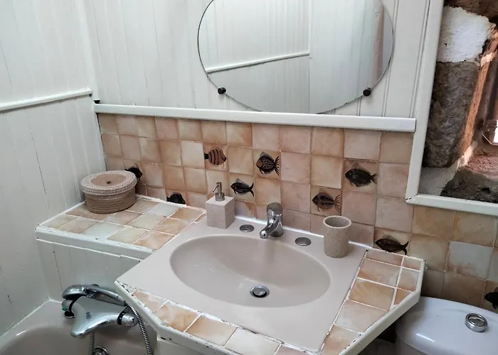 Le Relais Des Bouziges Bed and Breakfast 3*